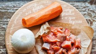 Mari beri makan semua orang: pasta dengan salmon merah jambu dalam sos berkrim